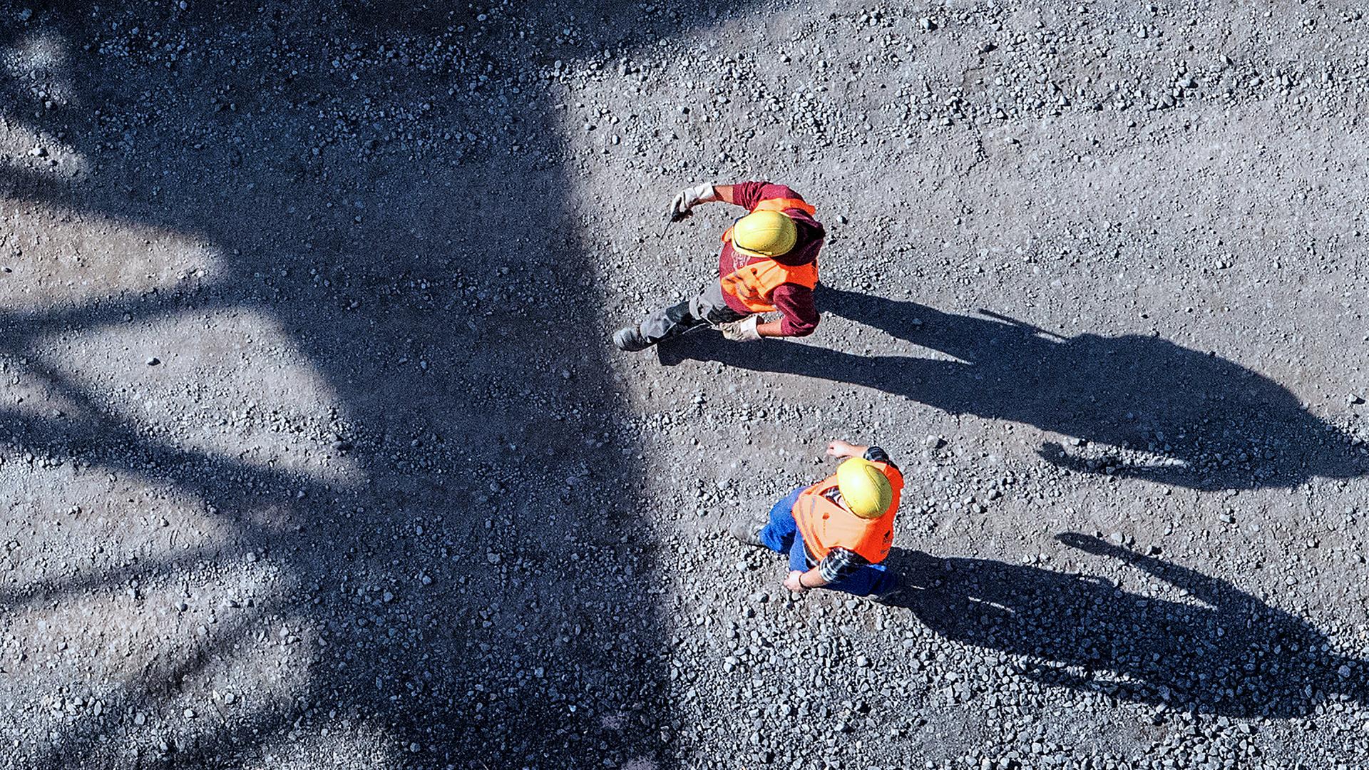 Archiv: Bauarbeiter gehen über eine Baustelle, aufgenommen am 13.10.2017 in Baden-Württemberg, Stuttgart