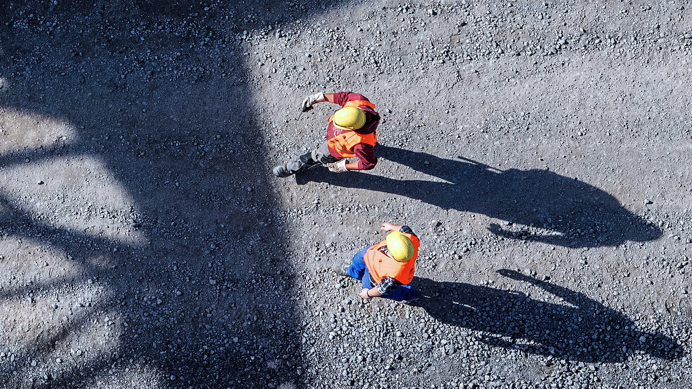 Archiv: Bauarbeiter gehen über eine Baustelle, aufgenommen am 13.10.2017 in Baden-Württemberg, Stuttgart