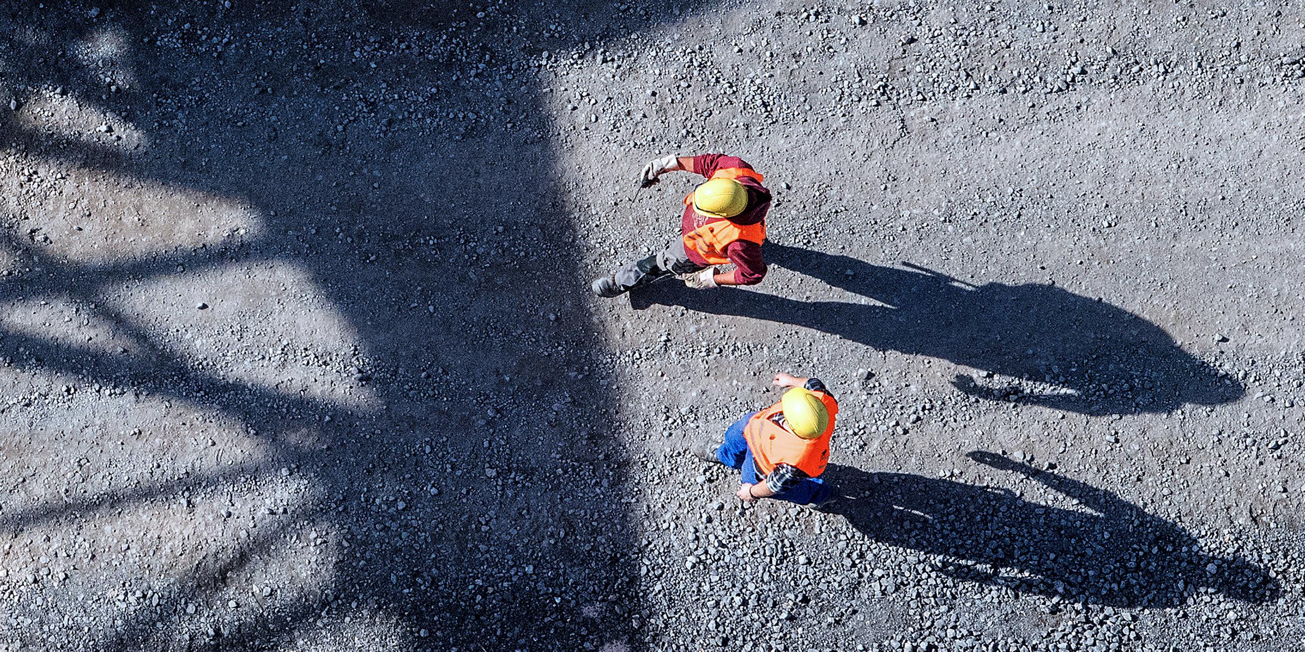 Archiv: Bauarbeiter gehen über eine Baustelle, aufgenommen am 13.10.2017 in Baden-Württemberg, Stuttgart