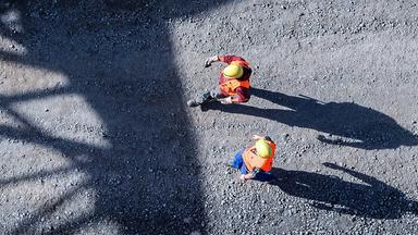 Archiv: Bauarbeiter gehen über eine Baustelle, aufgenommen am 13.10.2017 in Baden-Württemberg, Stuttgart