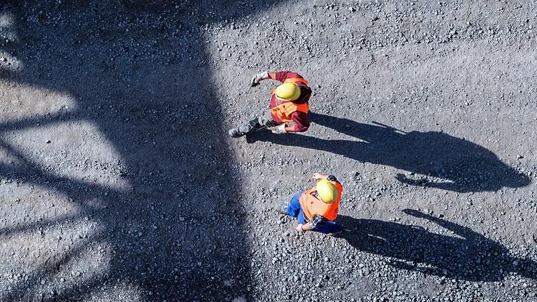Archiv: Bauarbeiter gehen über eine Baustelle, aufgenommen am 13.10.2017 in Baden-Württemberg, Stuttgart