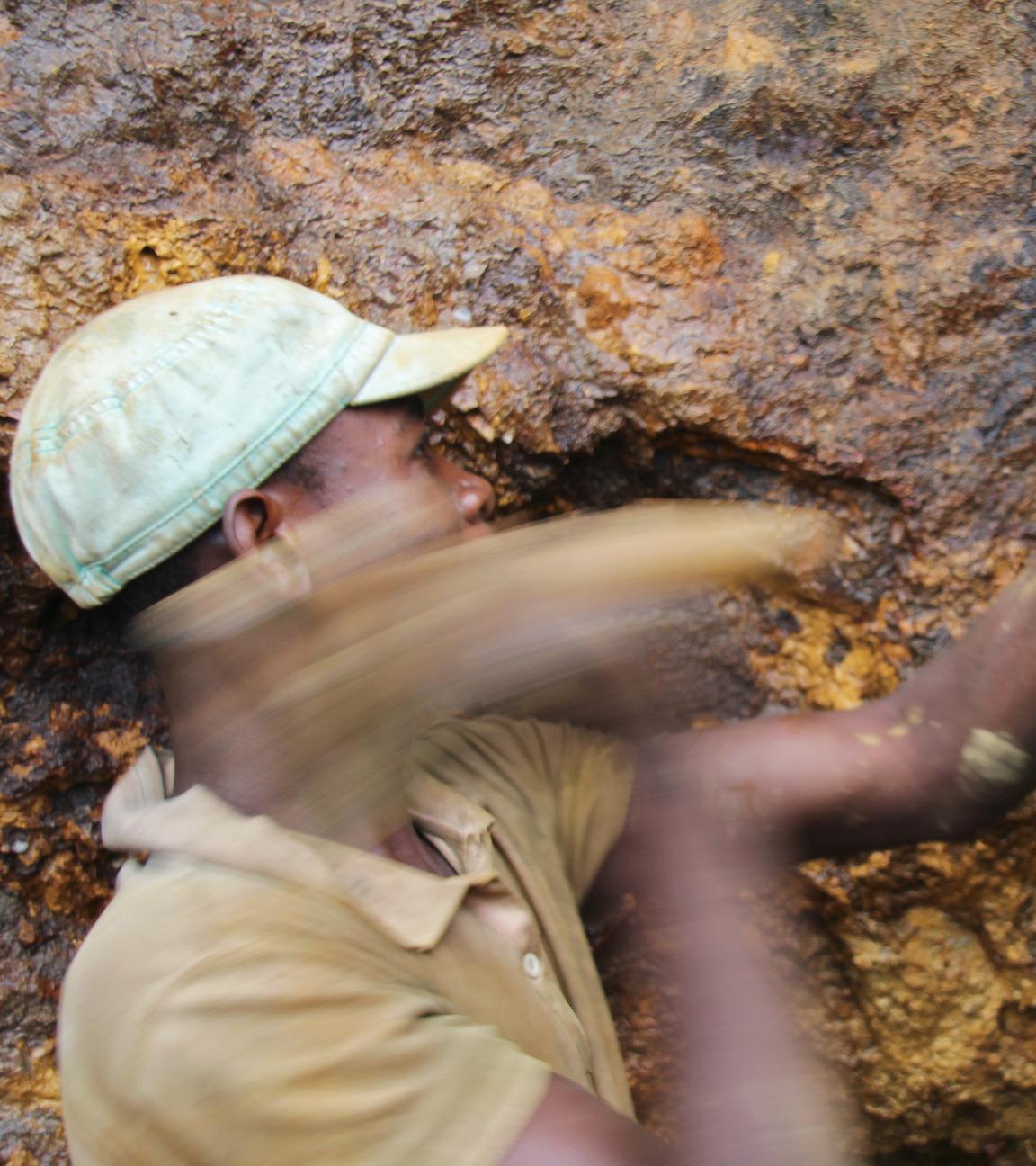 Demokratische Republik Kongo, Bukavu: Ein Mann arbeitet in der Mine Zola Zola bei Nzibira in der ostkongolesischen Provinz Süd-Kivu auf der Suche nach Mineralien und Erzen. Archivbild