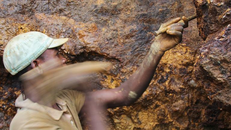 Demokratische Republik Kongo, Bukavu: Ein Mann arbeitet in der Mine Zola Zola bei Nzibira in der ostkongolesischen Provinz Süd-Kivu auf der Suche nach Mineralien und Erzen. Archivbild