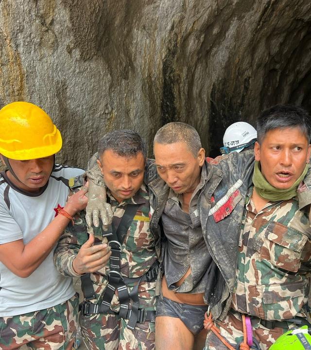 Ein von der nepalesischen Armee bereitgestelltes Foto zeigt die Rettung eines chinesischen Überlebenden (2. von rechts) aus einem Tunnel des Wasserkraftprojekts „Upper Trishuli 1“ im Distrikt Rasuwa, Nepal, am 5. September 2026. 
