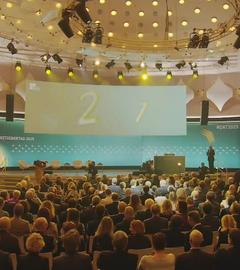 Publikum beim Arbeitgebertag von hinten