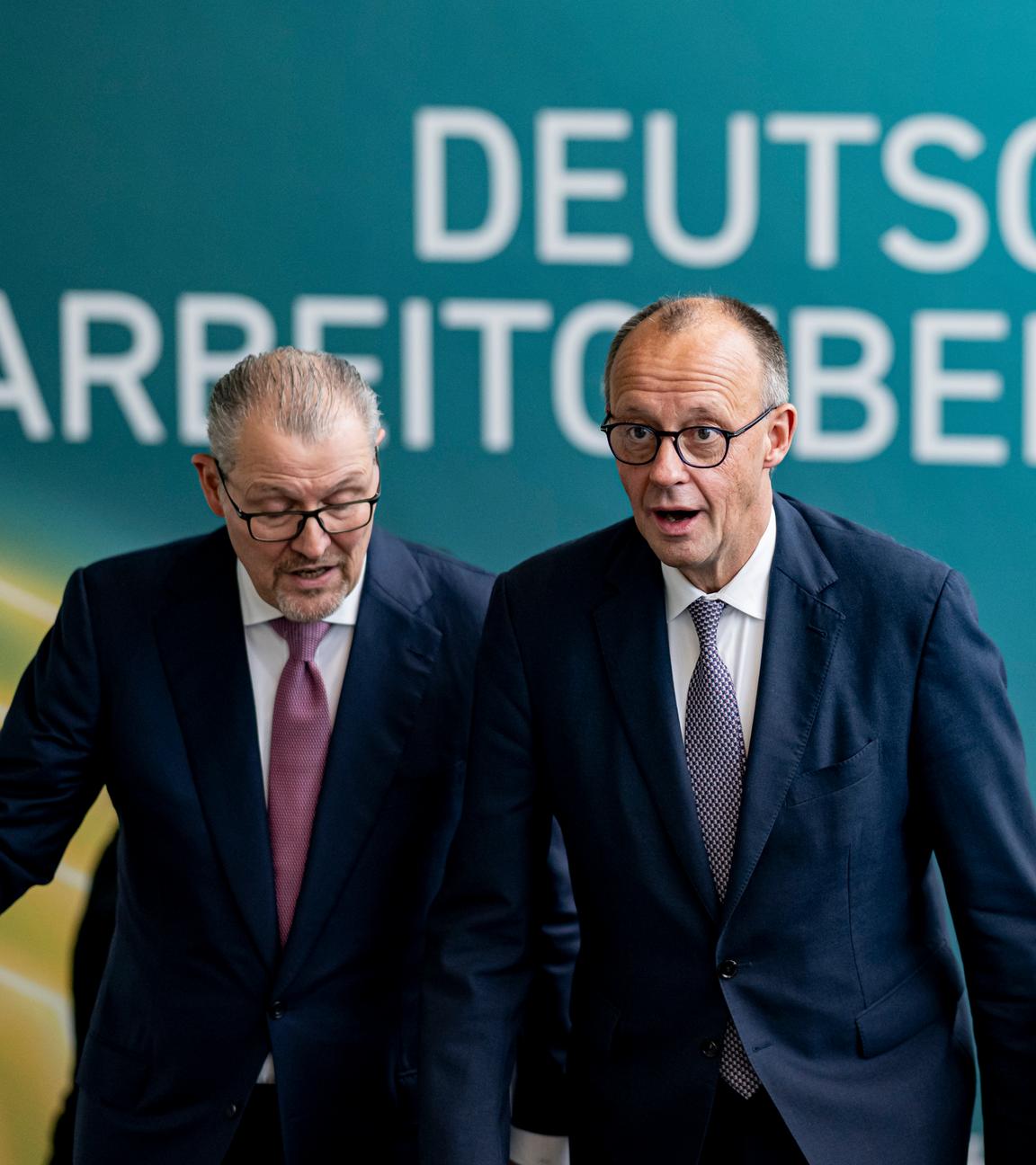Rainer Dulger (l-r), Arbeitgeberpräsident, Bundeskanzler Friedrich Merz (CDU) und Steffen Kampeter, Hauptgeschäftsführer BDA, kommen zum Arbeitgebertag 2025. 