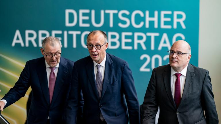 Rainer Dulger (l-r), Arbeitgeberpräsident, Bundeskanzler Friedrich Merz (CDU) und Steffen Kampeter, Hauptgeschäftsführer BDA, kommen zum Arbeitgebertag 2025. 