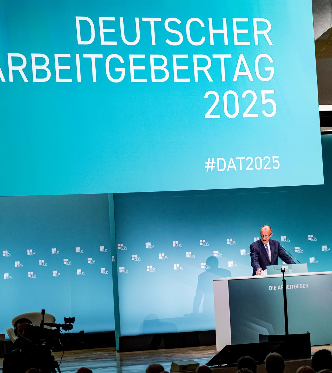  Bundeskanzler Friedrich Merz (CDU) spricht beim Arbeitgebertag 2025.