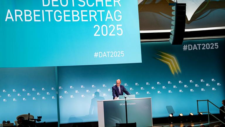  Bundeskanzler Friedrich Merz (CDU) spricht beim Arbeitgebertag 2025.
