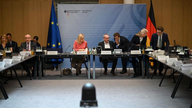 Nina Warken, Bundesministerin für Gesundheit, sitzt vor Beginn der konstituierenden Sitzung einer Bund-Länder-Arbeitsgruppe für eine Reform der Pflegeversicherung am Kopfende des Tisches. 