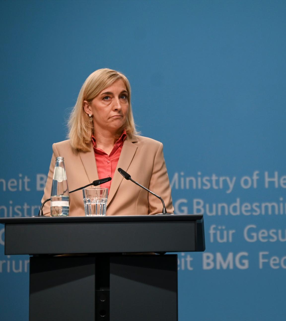 Judith Gerlach spricht bei einer gemeinsamen Pressekonferenz nach der konstituierenden Sitzung einer Bund-Länder-Arbeitsgruppe für eine Reform der Pflegeversicherung neben Nina Warken.