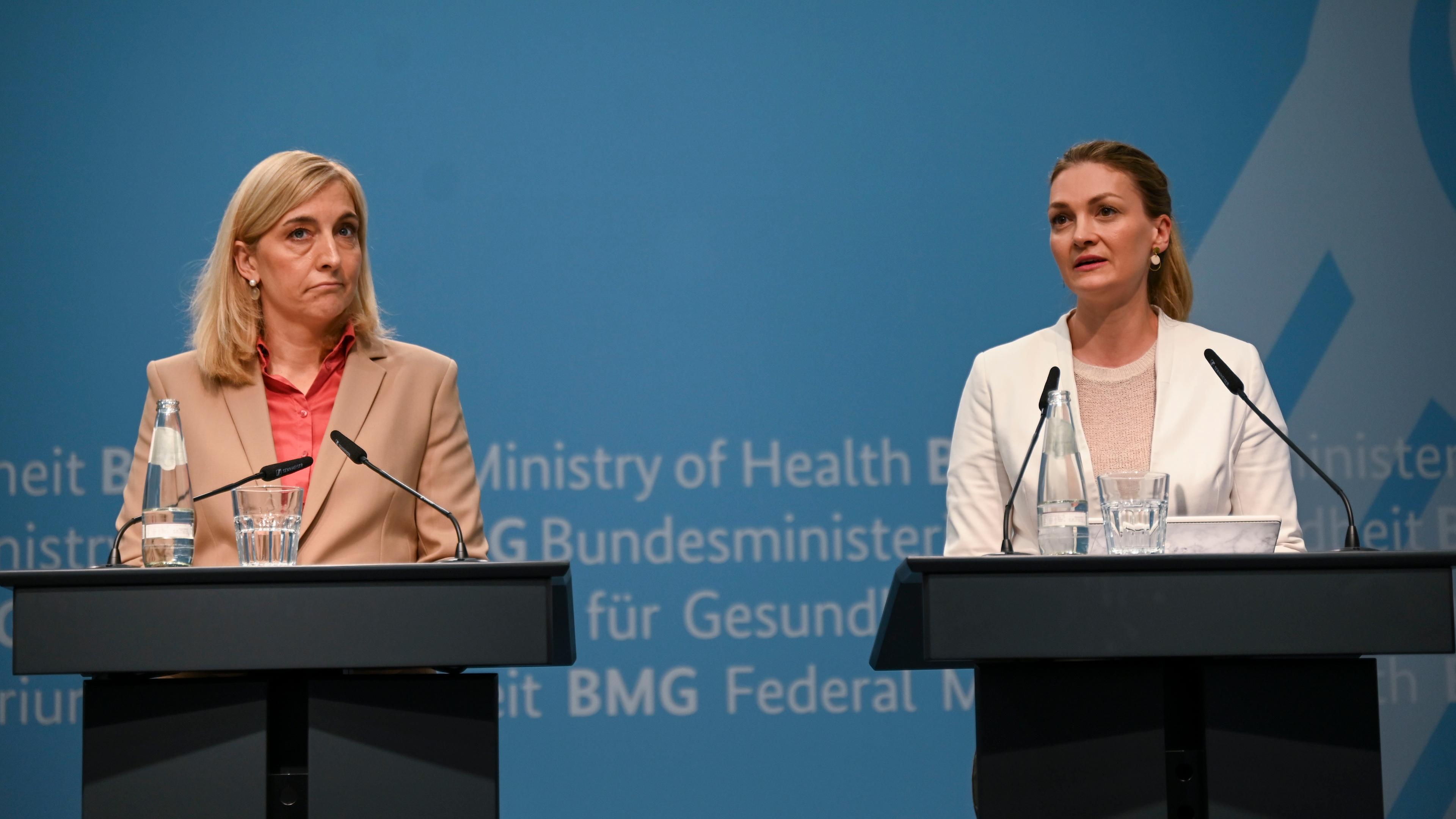 Judith Gerlach spricht bei einer gemeinsamen Pressekonferenz nach der konstituierenden Sitzung einer Bund-Länder-Arbeitsgruppe für eine Reform der Pflegeversicherung neben Nina Warken.