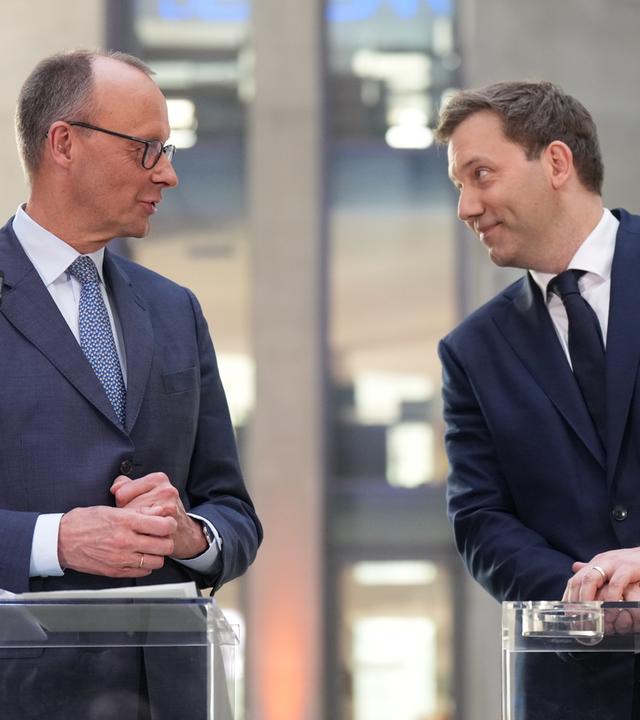 Friedrich Merz (l) und Lars Klingbeil nehmen an einer Pressekonferenz nach den Sondierungsgesprächen von Union und SPD im Bundestag teil. 