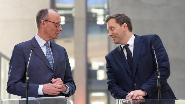 Friedrich Merz (l) und Lars Klingbeil nehmen an einer Pressekonferenz nach den Sondierungsgesprächen von Union und SPD im Bundestag teil. 