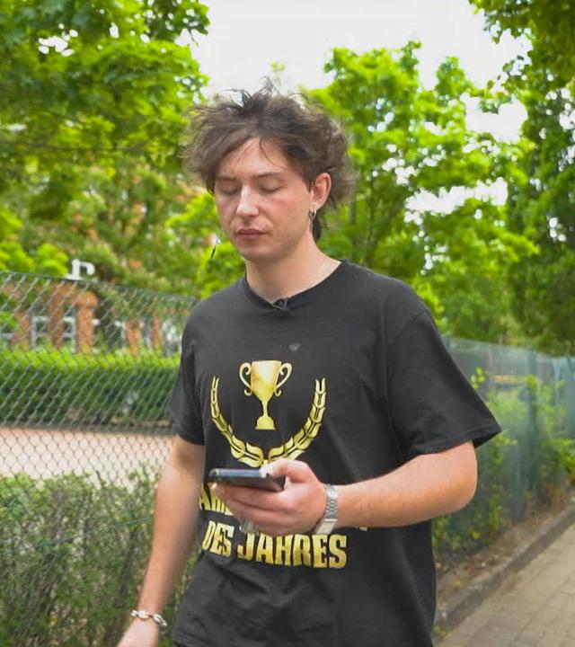 Yannis Berkard ist arbeitslos, auf den sozialen Plattformen zelebriert er seinen Alltag als Bürgergeldempfänger und bekommt dadurch tausende Aufrufe.