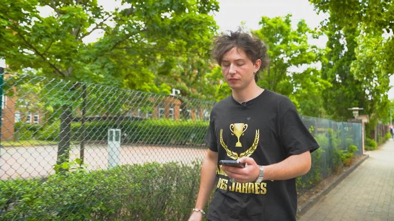 Yannis Berkard ist arbeitslos, auf den sozialen Plattformen zelebriert er seinen Alltag als Bürgergeldempfänger und bekommt dadurch tausende Aufrufe.