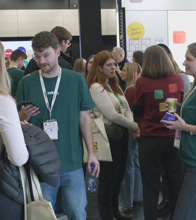 Junge Menschen auf der Jobmesse
