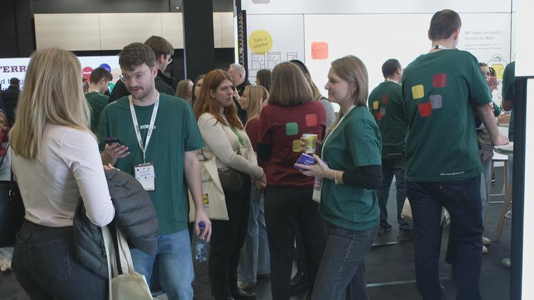 Junge Menschen auf der Jobmesse