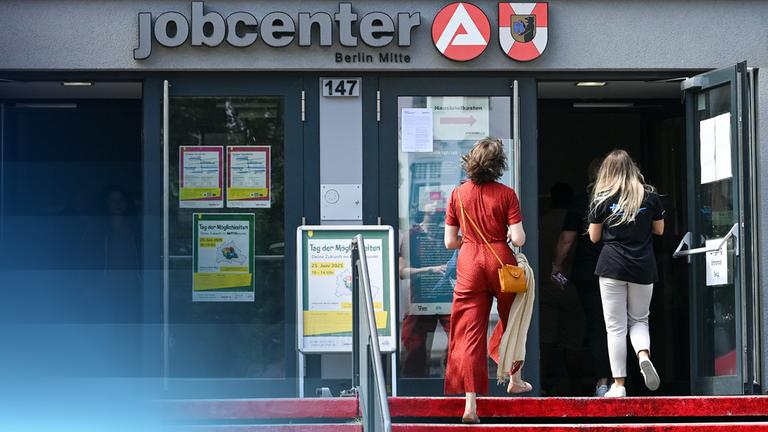 Zwei Studierende betreten das Jobcenter