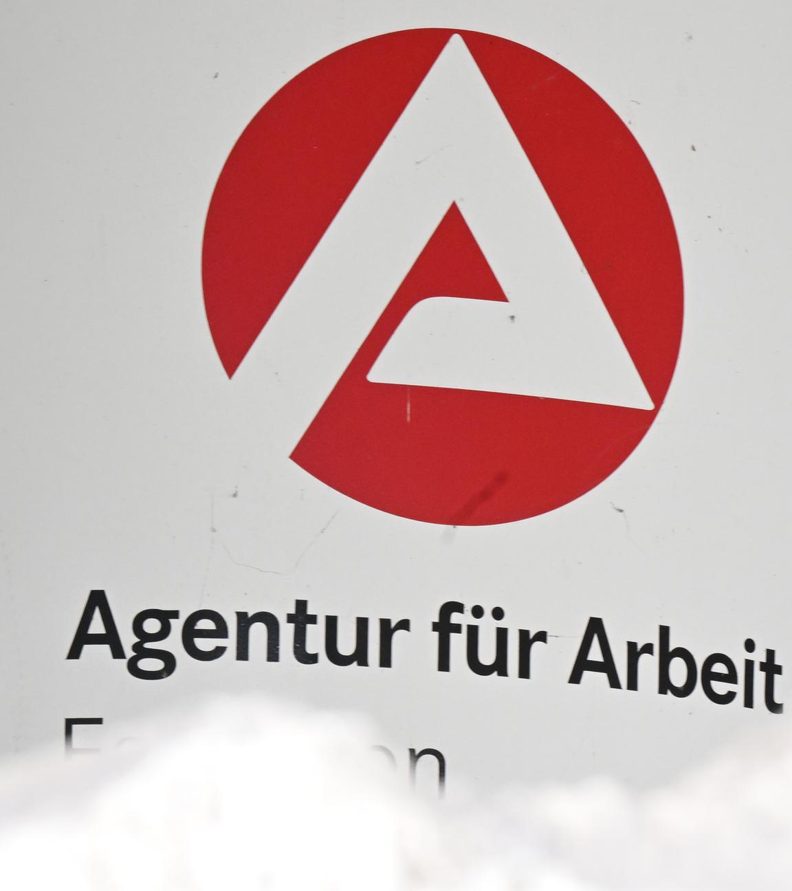 An einem Gebäude der Bundesagentur für Arbeit ist das Logo der Arbeitsagentur angebracht.