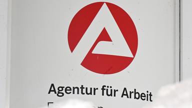 An einem Gebäude der Bundesagentur für Arbeit ist das Logo der Arbeitsagentur angebracht.