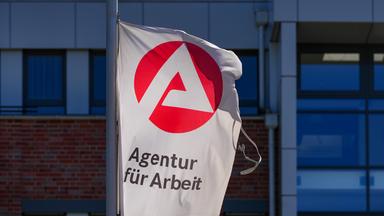 Brandenburg: Potsdam: Eine Flagge mit dem Symbol der Bundesagentur für Arbeit.
