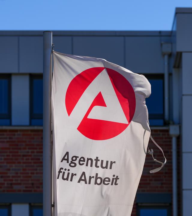 Brandenburg: Potsdam: Eine Flagge mit dem Symbol der Bundesagentur für Arbeit.