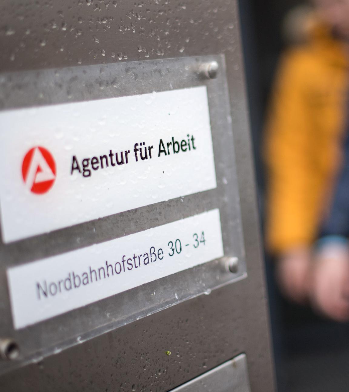 Die Anzahl offener Stellen hat deutlich abgenommen. Der Berufseinstieg wird deswegen für immer mehr Menschen zu einer Herausforderung