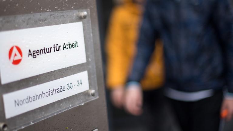 Die Anzahl offener Stellen hat deutlich abgenommen. Der Berufseinstieg wird deswegen für immer mehr Menschen zu einer Herausforderung