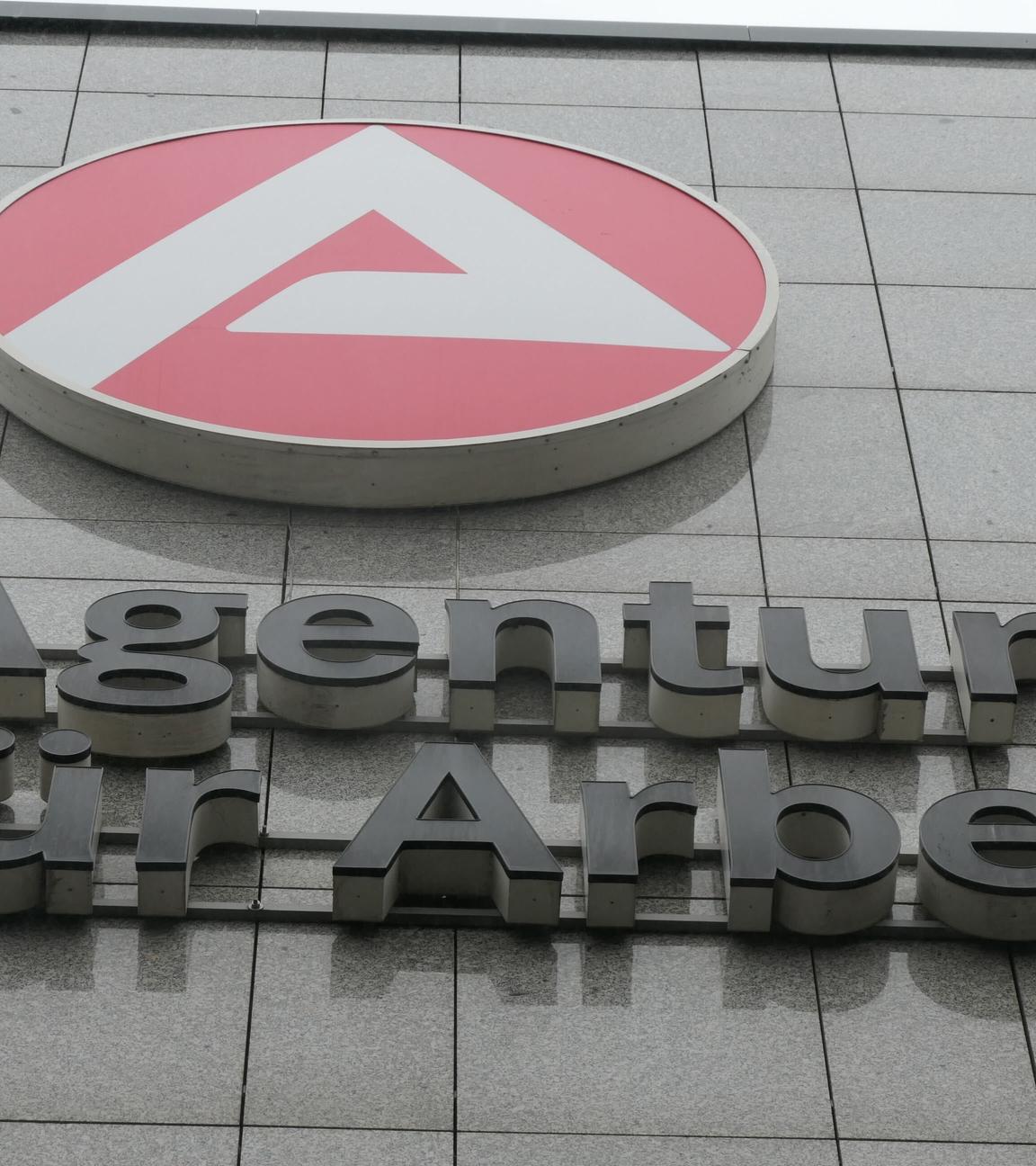 Das Logo der Bundesagentur für Arbeit ist an einer Fassade zu sehen. 