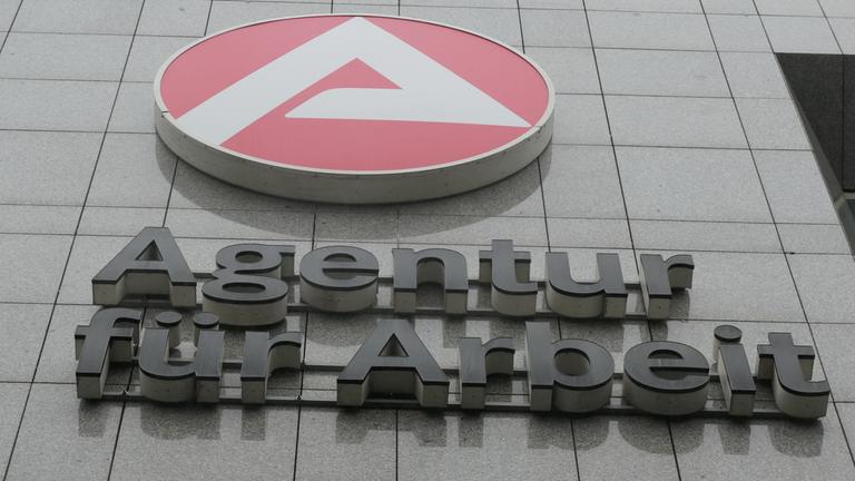 Das Logo der Bundesagentur für Arbeit ist an einer Fassade zu sehen. 