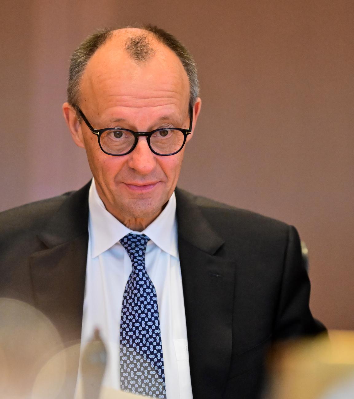 Bundeskanzler Friedrich Merz (CDU) nimmt an einer Sitzung des Bundeskabinetts teil. Seine Partei wurde in der Diskussion um den Sozialstaat von mehreren Gewerkschaften kritisiert.