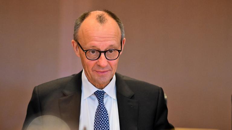 Bundeskanzler Friedrich Merz (CDU) nimmt an einer Sitzung des Bundeskabinetts teil. Seine Partei wurde in der Diskussion um den Sozialstaat von mehreren Gewerkschaften kritisiert.