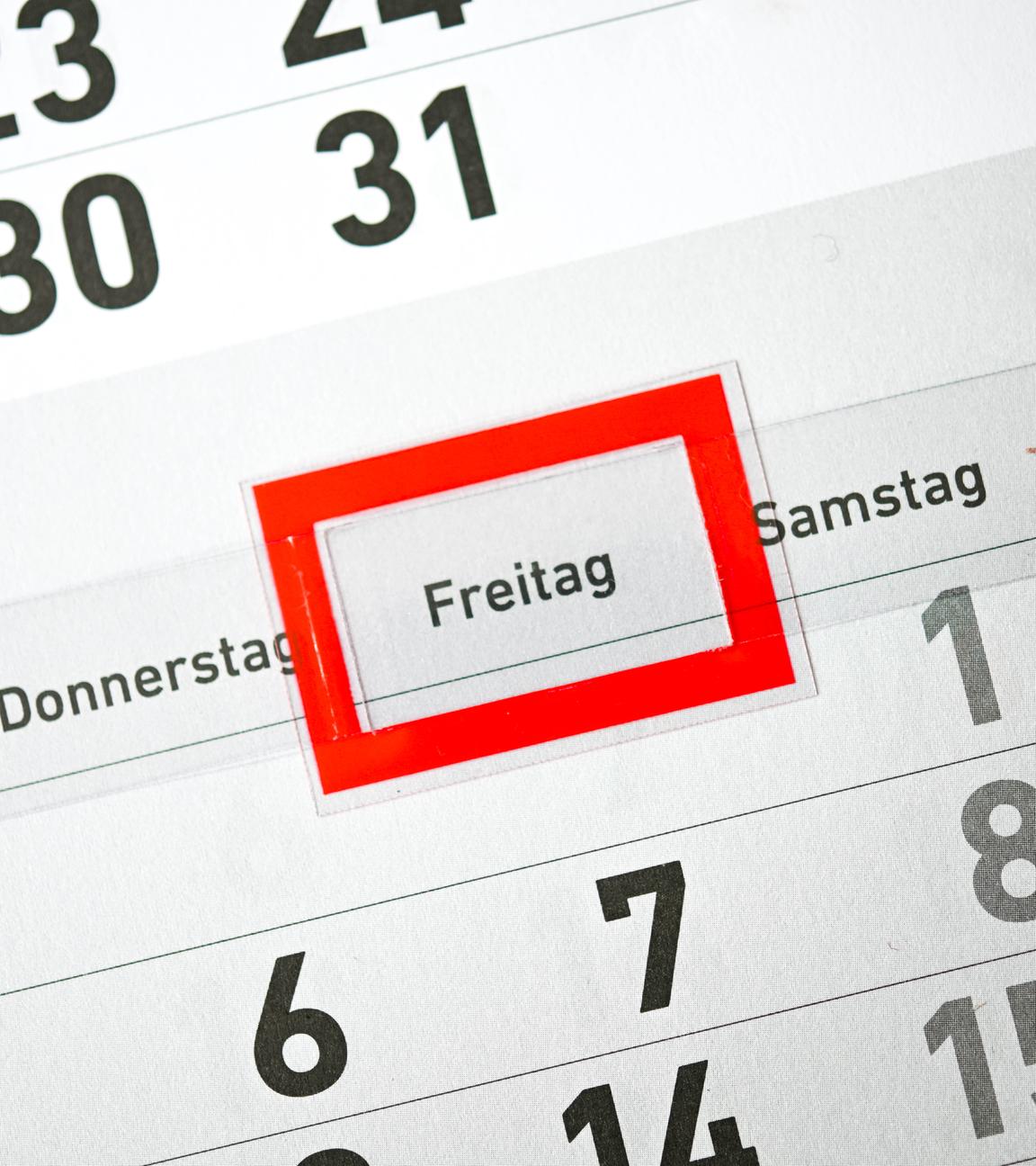 Ein Kalender liegt auf einem Tisch.