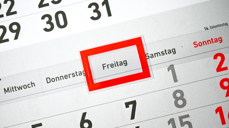 Ein Kalender liegt auf einem Tisch.