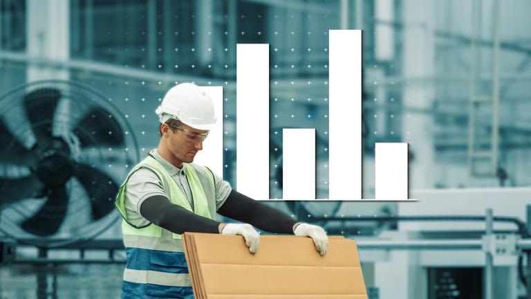 Zu sehen ist ein Mann an seinem Arbeitsplatz, er ist mit Schutzhelm und Schutzbrille bekleidet und hält Pappkartons in der Hand. Im Hintergrund ist ein Balkendiagramm zu sehen.
