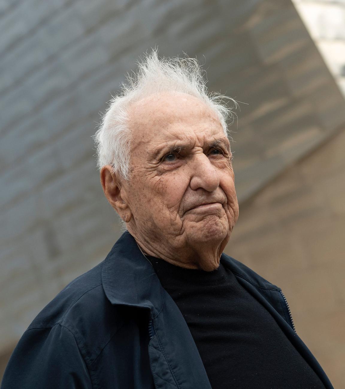 Der US-Amerikanische Architekt Frank Gehry steht vor dem Guggenheim Museum in Bilbao. 