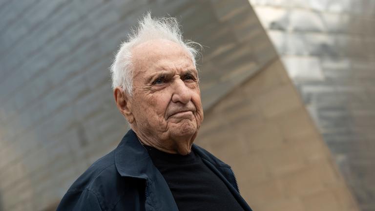 Der US-Amerikanische Architekt Frank Gehry steht vor dem Guggenheim Museum in Bilbao. 