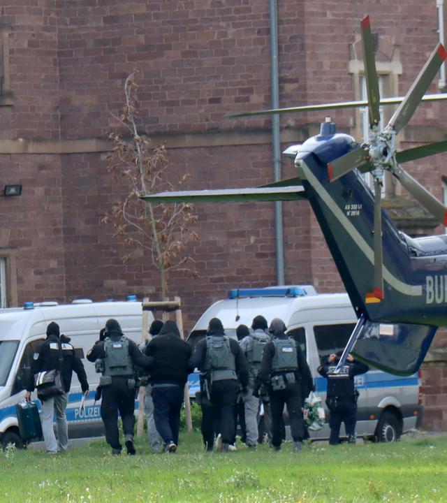 Polizisten bringen die bei der Razzia gegen mutmaßliche Rechtsextreme Festgenommenen zum Ermittlungsrichter am Bundesgerichtshof, der über die Untersuchungshaft entscheidet.