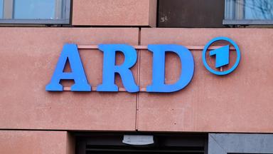 Berlin: ARD Logo auf dem Haus des ARD-Hauptstadtstudios.