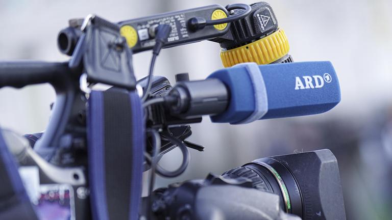 Das ARD-Loko ist auf einer Fernsehkamera zu sehen.