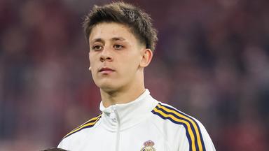 Der Fußballer Arda Güler steht in Kleidung seines Vereins Real Madrid während der UEFA Champions League Hymne vor dem Spiel gegen den FC Bayern München.