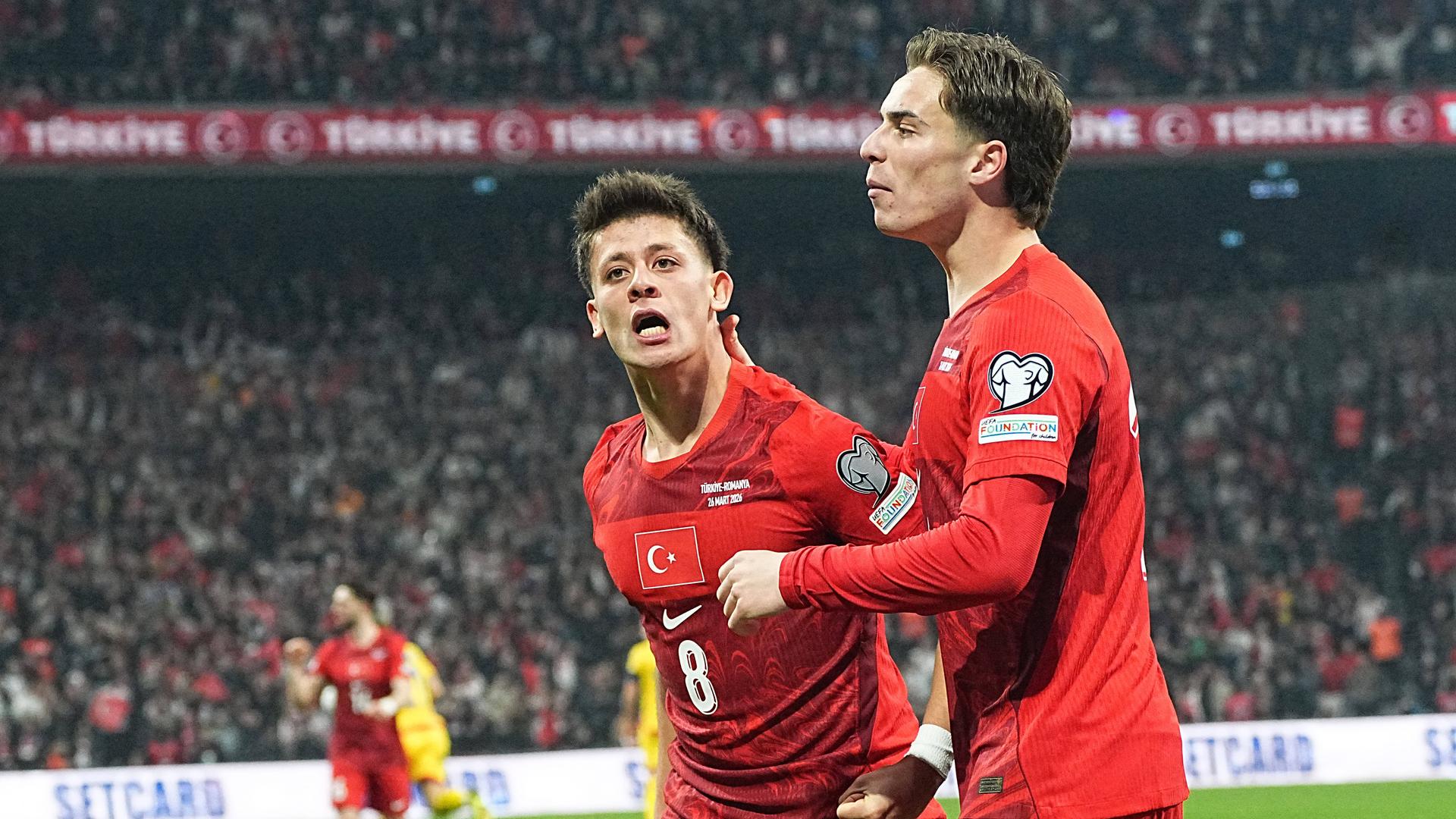 Fußball, Türkei: Arda Guler (L) and Kenan Yildiz