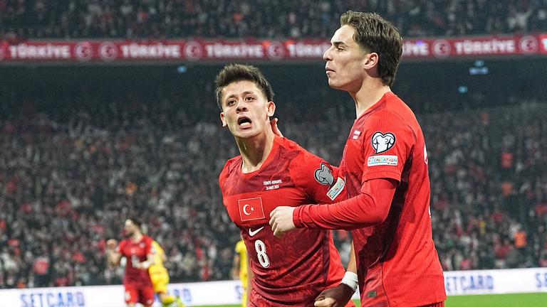 Fußball, Türkei: Arda Guler (L) and Kenan Yildiz