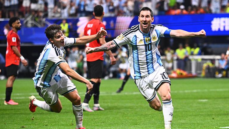 Lionel Messi und Julián Álvarez am 07.07.26