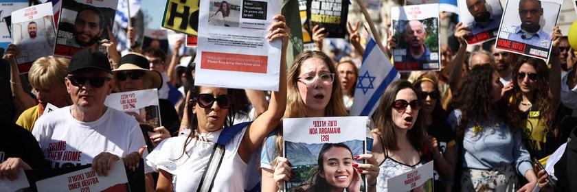 Demonstranten mit Plakaten, darunter eines mit der Geisel Noa Argamani 