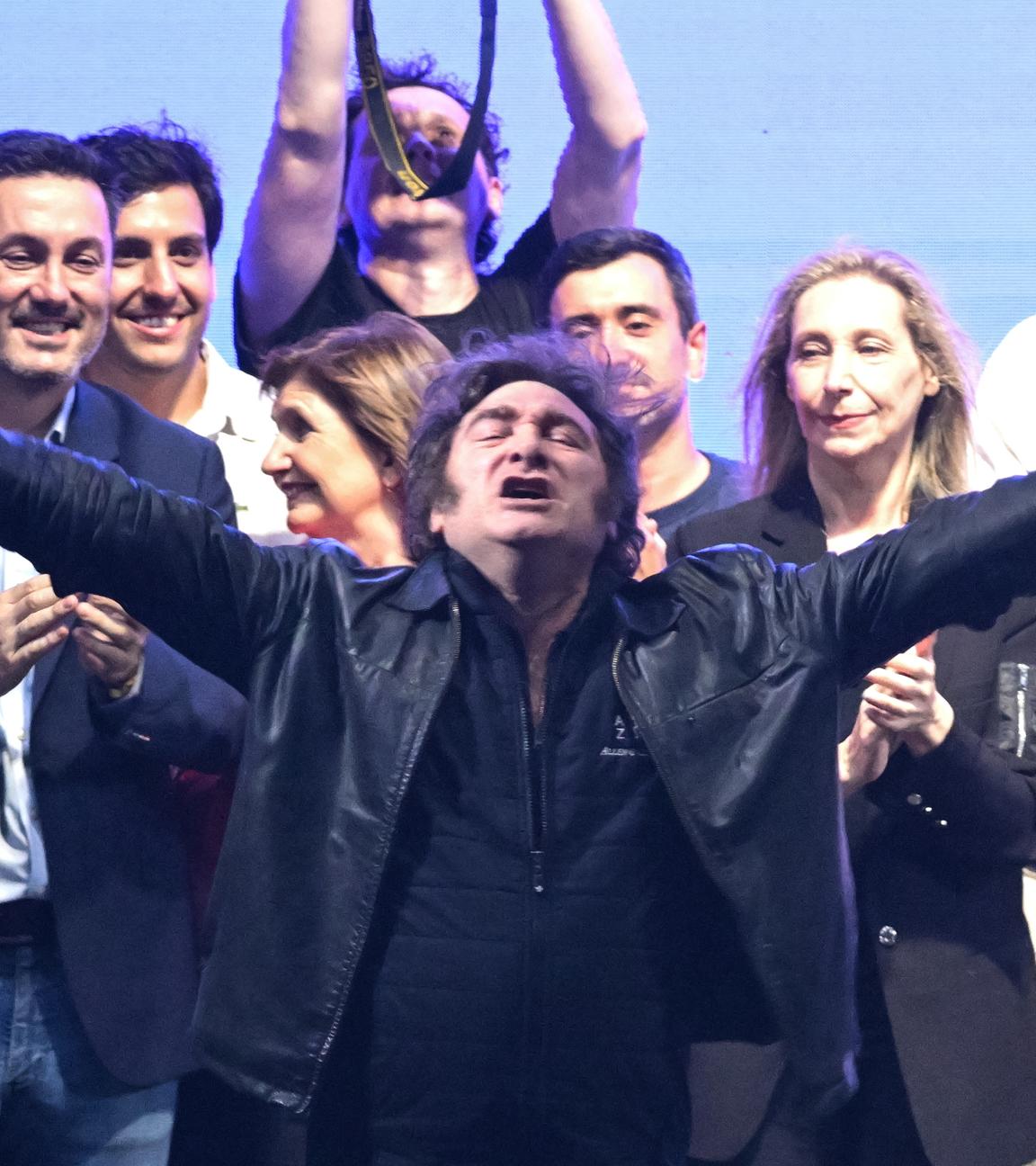 Der argentinische Präsident Javier Milei (Mitte) reagiert während der Abschlusskundgebung der Partei La Libertad Avanza in Rosario, Argentinien