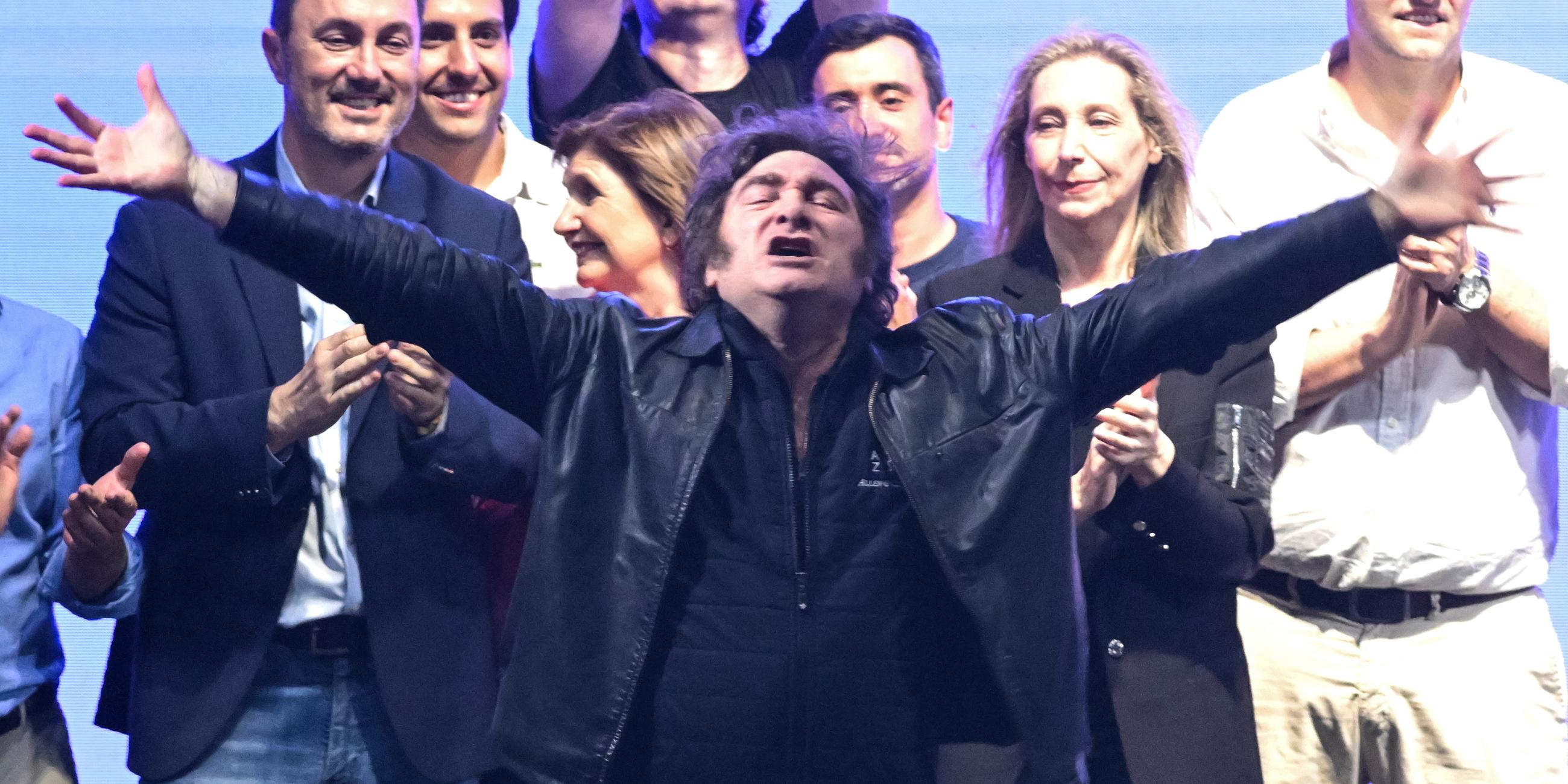 Der argentinische Präsident Javier Milei (Mitte) reagiert während der Abschlusskundgebung der Partei La Libertad Avanza in Rosario, Argentinien