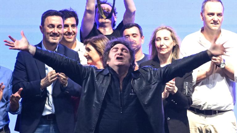 Der argentinische Präsident Javier Milei (Mitte) reagiert während der Abschlusskundgebung der Partei La Libertad Avanza in Rosario, Argentinien