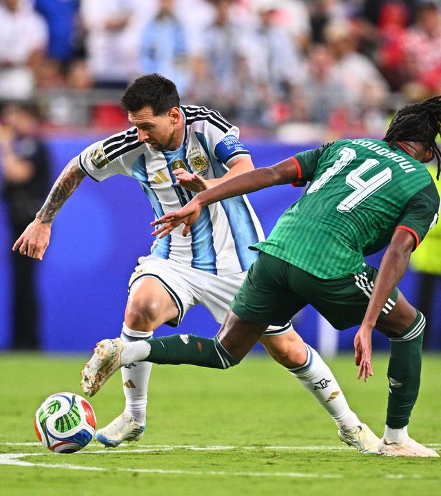 Lionel Messi im Dribbling gegen Algerien